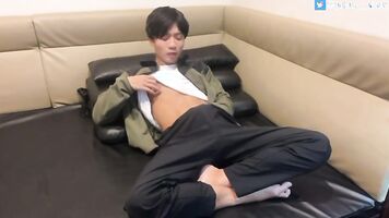 A Perverted College Student Who Was Horny In A Completely Private Room Internet Cafe Became Comfortable And Squirted