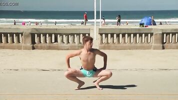 Twink dancing in the beach with speedo bulge / Novinho dançando sunga na praia